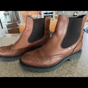 Barney’s New York Size 37 Italian leather cognac ankle boot EUC in original box